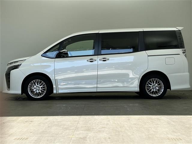 ヴォクシー ハイブリッドＺＳ　煌ＩＩＩ　禁煙車　純正１０型メモリナビ　トヨタセーフティセンス　両側パワースライドドア　クルーズコンロール　バックカメラ　クリアランスソナー　革巻きステアリング　前席シートヒーター　ハーフレザーシート（37枚目）