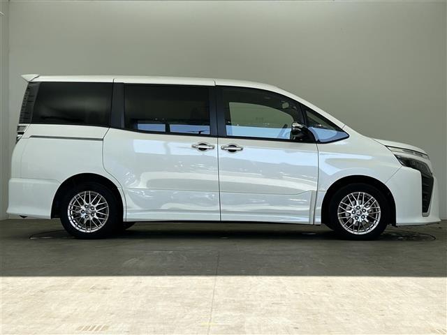 ヴォクシー ハイブリッドＺＳ　煌ＩＩＩ　禁煙車　純正１０型メモリナビ　トヨタセーフティセンス　両側パワースライドドア　クルーズコンロール　バックカメラ　クリアランスソナー　革巻きステアリング　前席シートヒーター　ハーフレザーシート（41枚目）
