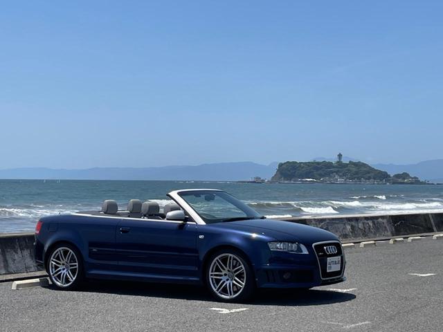 ＲＳ４カブリオレ ベースグレード　当社平行輸入車　右ハンドルＵＫ仕様　日本未導入モデル　６速マニュアルミッション　電動ソフトトップ　納車前点検整備付き　Ｖ８自然吸気エンジン　国内ワンオーナー（6枚目）