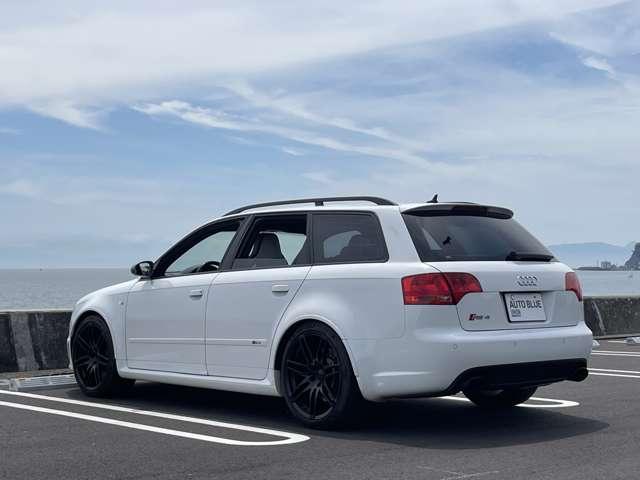 シンプルなスタイリングのステーションワゴンは、雨天も構わず前進し続ける、まさに　アバント　です。