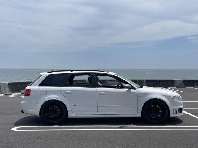 ＲＳ専用のフェンダーラインが低くワイドに張り出しています。