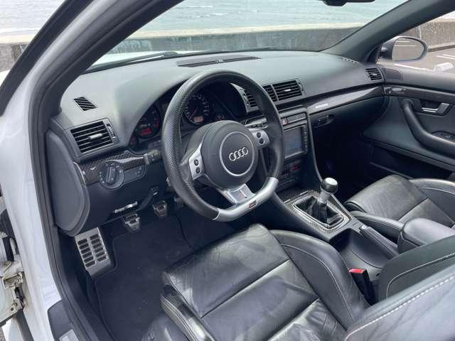 エクステリアにマッチした落ち着きのあるブラックを基調としたインテリアにはアルミとカーボンが採用されています。