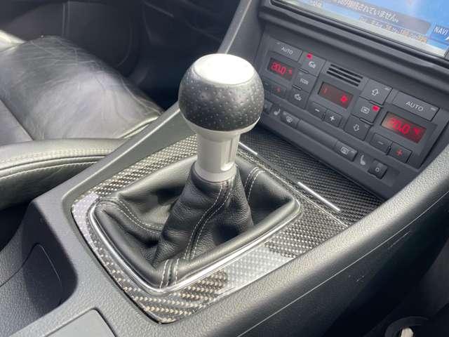 ６速マニュアル　シフトレバーです。これがドライビング・プレジャーの源泉です。