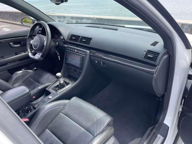 ブラックを基調としたインテリアにカーボンパネルが真面目さと高性能さをにおわせます。