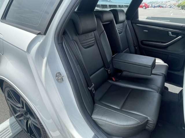 後部座席にもＲＳ４のエンボス加工が施されております。