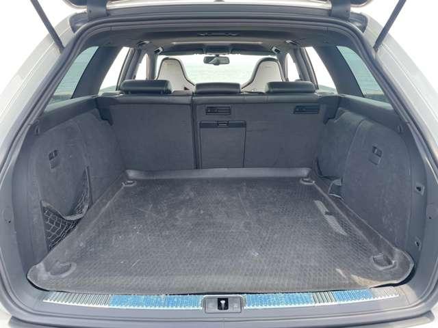 分割可倒式リアシート。全て倒せばユーティリティに優れます。