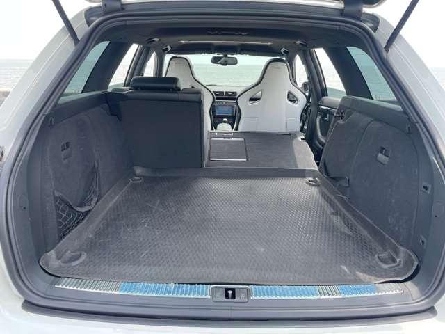 リアシートは２：１の分割可倒式です。