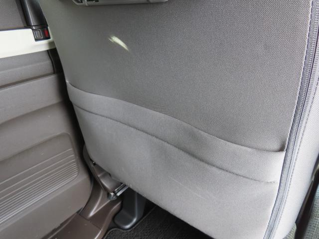 �y�V�[�g�o�b�N�|�P�b�g�z���Ȕw�ʂɂ͒n�}��G���Ȃǂ������ۂ����傫���̃|�P�b�g�����Ă��܂��B