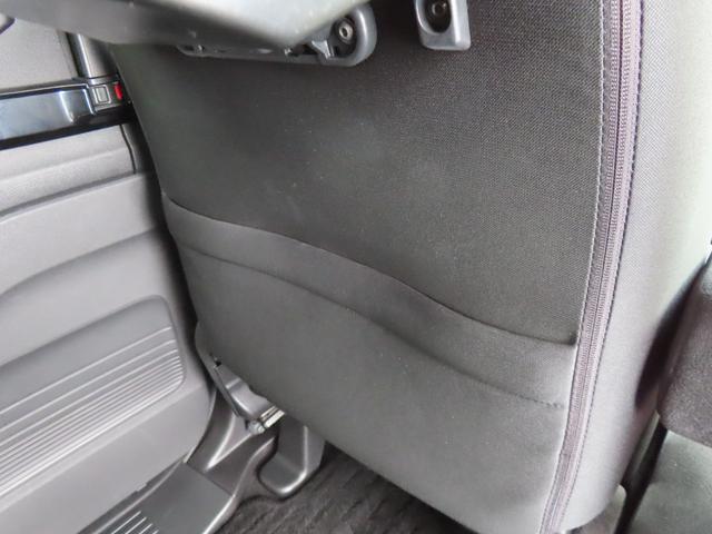 �y�V�[�g�o�b�N�|�P�b�g�z���Ȕw�ʂɂ͒n�}��G���Ȃǂ������ۂ����傫���̃|�P�b�g�����Ă��܂��B