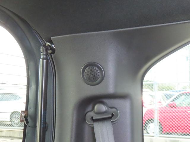 �y�X�s�[�J�[�z�ԓ��e���ɔz�u���ꂽ�X�s�[�J�[�ŁA���C�ɓ���̉��y�⃉�W�I�𕷂��Ȃ���h���C�u�����\�ł��܂��B