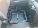 助手席シートアンダーボックス　助手席の椅子の座面の下にはボックスがありそのまま持ち運びもできます。買い物袋などをシートにおかず、ボックスへそのまま入れれば荷物が走行中に落ちたりする事が無くて便利です。