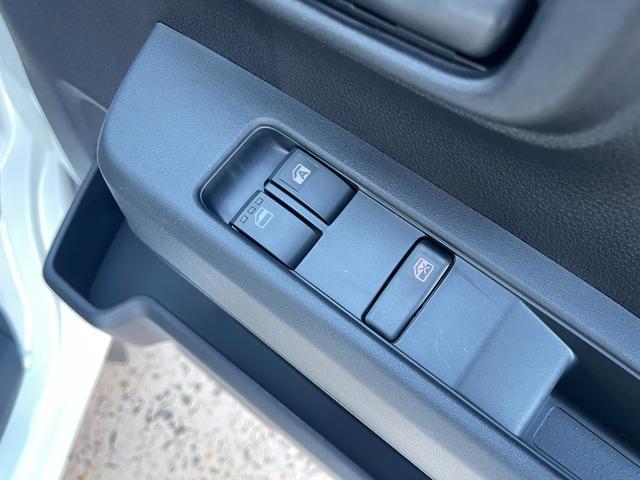 パワーウィンドウのスイッチですよ。運転席に居ながら窓を開け閉めのコントロールできますよ。