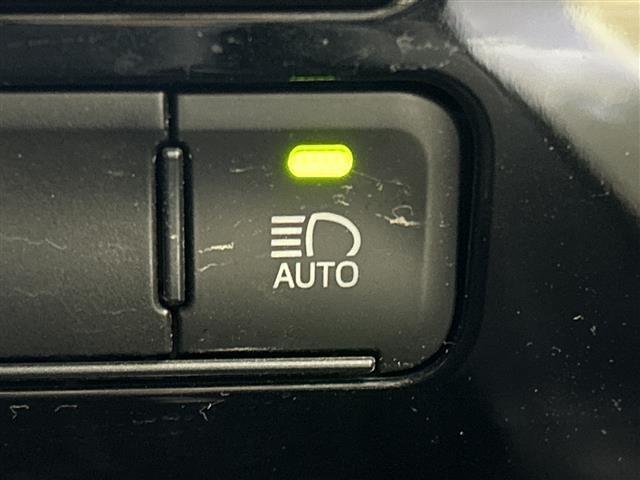 プリウス Ｓツーリングセレクション　純正ナビ／バックカメラ／後席モニター／衝突被害軽減ブレーキ／レーダークルーズコントロール／シートヒーター／ドライブレコーダー／ビルトインＥＴＣ／ＴＯＭ’Ｓ製ＡＷ／オートハイビーム／スマートキー（9枚目）