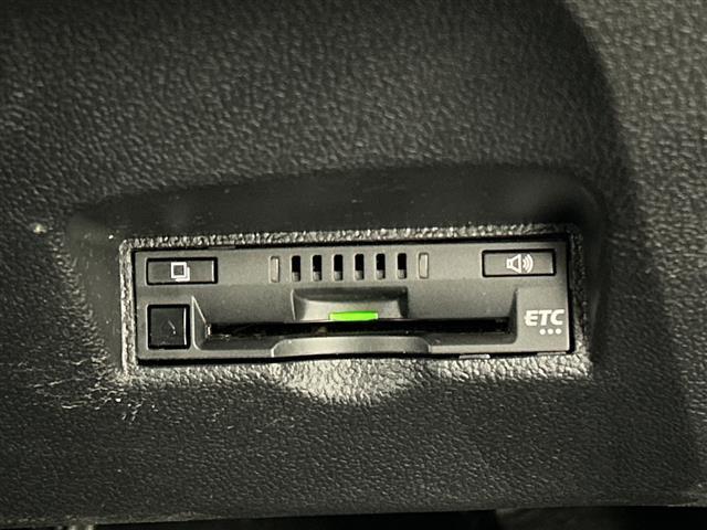 プリウス Ｓツーリングセレクション　純正ナビ／バックカメラ／後席モニター／衝突被害軽減ブレーキ／レーダークルーズコントロール／シートヒーター／ドライブレコーダー／ビルトインＥＴＣ／ＴＯＭ’Ｓ製ＡＷ／オートハイビーム／スマートキー（11枚目）