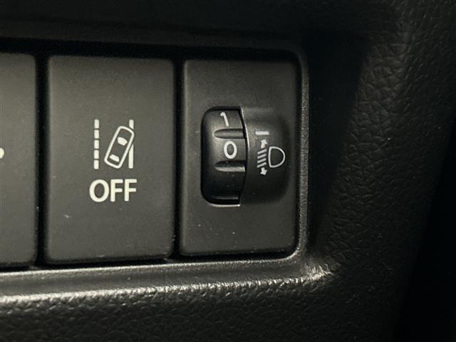 スイフト XRリミテッド 禁煙車/社外ナビ/ワンセグTV/バックカメラ/スズキセーフティサポート/シートヒーター/ステアリングスイッチ/ヘッドライトレベライザー/スマートキー/プッシュスタート(8枚目)