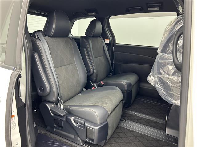 【後部座席】大人が座っても余裕のある広さです!!頭上や足元のスペースも広く取ってあります!