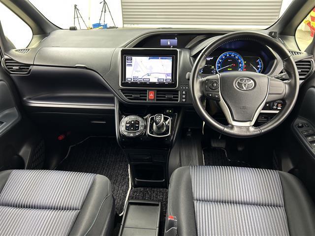 ヴォクシー ハイブリッドＺＳ　煌ＩＩ　純正９型ナビ（フルセグ／ＣＤ／ＤＶＤ／ＢＴ／ＡＭ／ＦＭ／ＳＤ）　バックカメラ　フリップダウンモニター　両側パワスラ　ＬＥＤヘッドライト　前後コーナーセンサー　オートマチックハイビーム（3枚目）