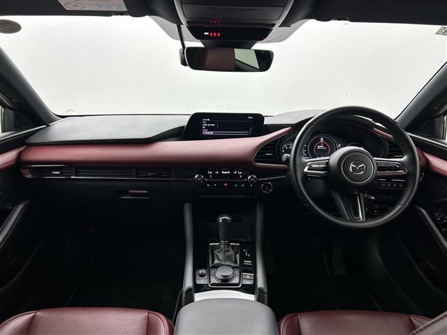 ＭＡＺＤＡ３ファストバック ２０Ｓバーガンディ　セレクション　禁煙車　マツダコネクトナビ　全方位カメラ　前席シートヒーター　レーダークルーズコントロール　ブラインドスポットモニター　メモリ機能付パワーシート　パドルシフト　前後ドライブレコーダー　赤革シート（2枚目）