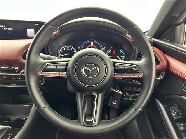 ＭＡＺＤＡ３ファストバック ２０Ｓバーガンディ　セレクション　禁煙車　マツダコネクトナビ　全方位カメラ　前席シートヒーター　レーダークルーズコントロール　ブラインドスポットモニター　メモリ機能付パワーシート　パドルシフト　前後ドライブレコーダー　赤革シート（4枚目）