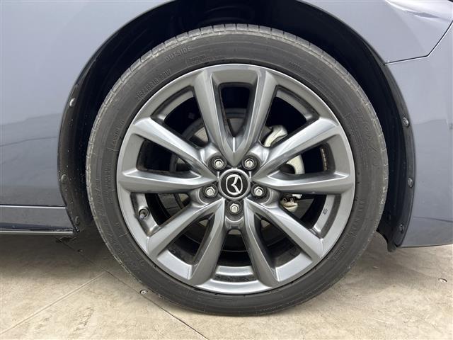 ＭＡＺＤＡ３ファストバック ２０Ｓバーガンディ　セレクション　禁煙車　マツダコネクトナビ　全方位カメラ　前席シートヒーター　レーダークルーズコントロール　ブラインドスポットモニター　メモリ機能付パワーシート　パドルシフト　前後ドライブレコーダー　赤革シート（16枚目）