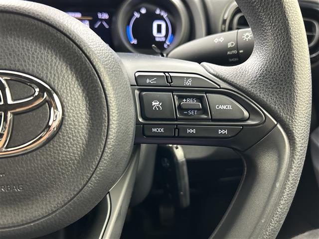 ヤリス ハイブリッドG 禁煙車 ワンオーナー ディスプレイオーディオ・純正ナビ 全方位カメラ トヨタセーフティセンス プッシュスタート スマートキー スペアキー×2 純正フロアマット 純正ドアバイザー 保証書 取扱説明書(7枚目)