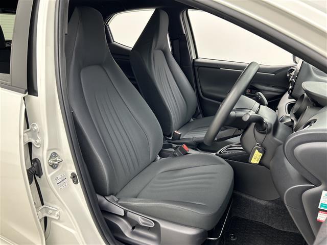 ヤリス ハイブリッドG 禁煙車 ワンオーナー ディスプレイオーディオ・純正ナビ 全方位カメラ トヨタセーフティセンス プッシュスタート スマートキー スペアキー×2 純正フロアマット 純正ドアバイザー 保証書 取扱説明書(13枚目)