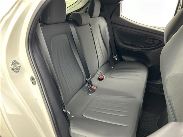 ヤリス ハイブリッドG 禁煙車 ワンオーナー ディスプレイオーディオ・純正ナビ 全方位カメラ トヨタセーフティセンス プッシュスタート スマートキー スペアキー×2 純正フロアマット 純正ドアバイザー 保証書 取扱説明書(14枚目)