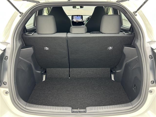 ヤリス ハイブリッドG 禁煙車 ワンオーナー ディスプレイオーディオ・純正ナビ 全方位カメラ トヨタセーフティセンス プッシュスタート スマートキー スペアキー×2 純正フロアマット 純正ドアバイザー 保証書 取扱説明書(15枚目)