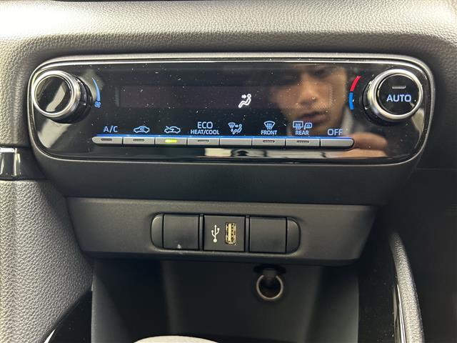 ヤリス ハイブリッドG 禁煙車 ワンオーナー ディスプレイオーディオ・純正ナビ 全方位カメラ トヨタセーフティセンス プッシュスタート スマートキー スペアキー×2 純正フロアマット 純正ドアバイザー 保証書 取扱説明書(26枚目)