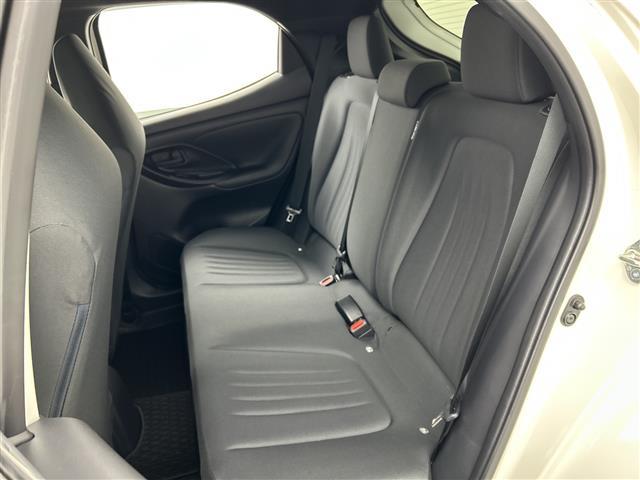 ヤリス ハイブリッドG 禁煙車 ワンオーナー ディスプレイオーディオ・純正ナビ 全方位カメラ トヨタセーフティセンス プッシュスタート スマートキー スペアキー×2 純正フロアマット 純正ドアバイザー 保証書 取扱説明書(38枚目)