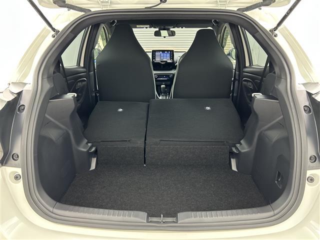 ヤリス ハイブリッドG 禁煙車 ワンオーナー ディスプレイオーディオ・純正ナビ 全方位カメラ トヨタセーフティセンス プッシュスタート スマートキー スペアキー×2 純正フロアマット 純正ドアバイザー 保証書 取扱説明書(40枚目)