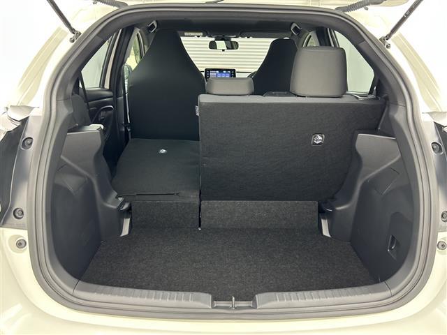 ヤリス ハイブリッドG 禁煙車 ワンオーナー ディスプレイオーディオ・純正ナビ 全方位カメラ トヨタセーフティセンス プッシュスタート スマートキー スペアキー×2 純正フロアマット 純正ドアバイザー 保証書 取扱説明書(41枚目)