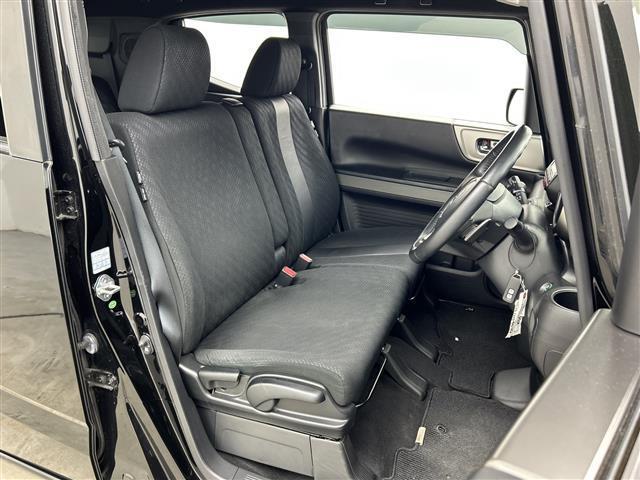 【運転席】座り心地が良いシートなので長時間の運転でも快適にお過ごしいただけます。新品のフロアマットのご注文も可能です。掲載箇所以外にご希望の写真がございましたらお気軽にお問い合わせ下さい。