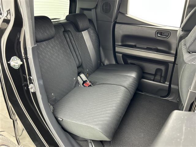 【後部座席】大人が座っても余裕のある広さです！！頭上や足元のスペースも広く取ってあります！