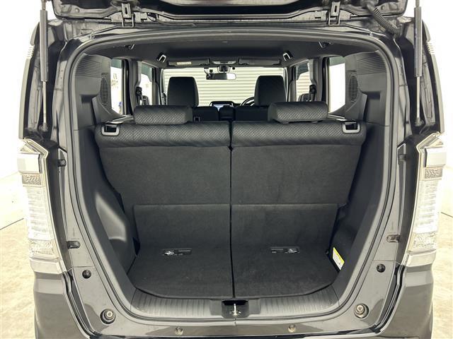 【トランク】積み込みやすくて、たっぷり積める荷室です。シートアレンジできるものは、乗車人数と荷物の量や大きさによってシートを動かすことができるので、より快適なドライブが可能です！