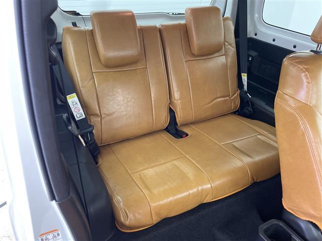 【後部座席】大人が座っても余裕のある広さです！！頭上や足元のスペースも広く取ってあります！