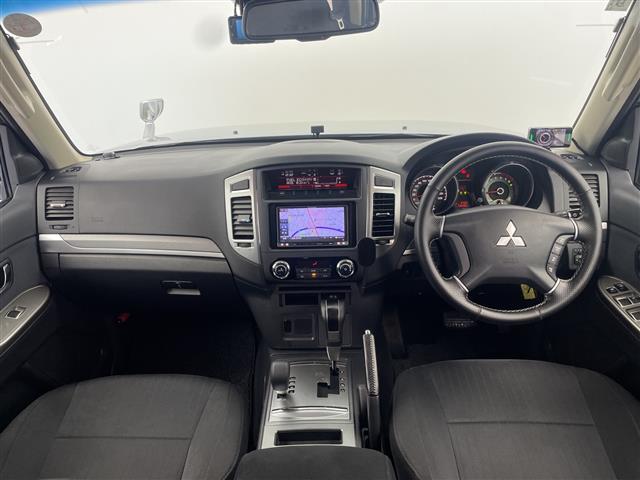 パジェロ ロング　エクシード　禁煙車　社外７型ナビ　フルセグＴＶ／Ｂｌｕｅｔｏｏｔｈ／ＣＤ／ＤＶＤ　１７インチ社外アルミホイール　純正アルミホイール積込　フォグライト　ＢＳＭ　レーンキープシステム　オートライト（2枚目）