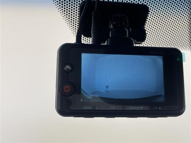 パジェロ ロング　エクシード　禁煙車　社外７型ナビ　フルセグＴＶ／Ｂｌｕｅｔｏｏｔｈ／ＣＤ／ＤＶＤ　１７インチ社外アルミホイール　純正アルミホイール積込　フォグライト　ＢＳＭ　レーンキープシステム　オートライト（4枚目）