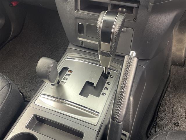 パジェロ ロング　エクシード　禁煙車　社外７型ナビ　フルセグＴＶ／Ｂｌｕｅｔｏｏｔｈ／ＣＤ／ＤＶＤ　１７インチ社外アルミホイール　純正アルミホイール積込　フォグライト　ＢＳＭ　レーンキープシステム　オートライト（8枚目）