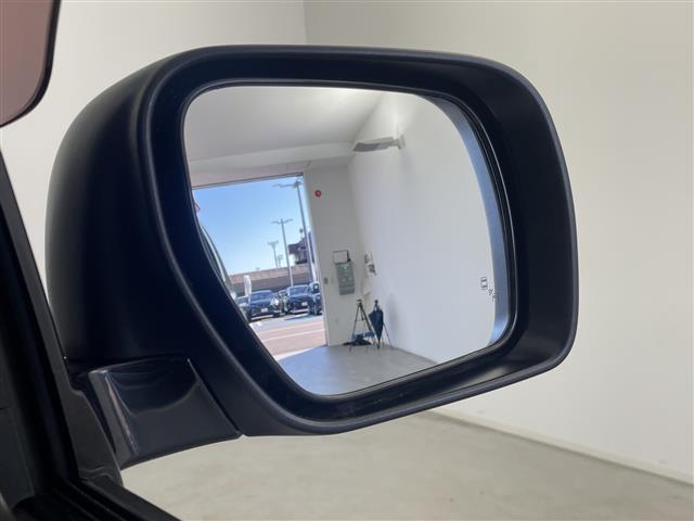 パジェロ ロング　エクシード　禁煙車　社外７型ナビ　フルセグＴＶ／Ｂｌｕｅｔｏｏｔｈ／ＣＤ／ＤＶＤ　１７インチ社外アルミホイール　純正アルミホイール積込　フォグライト　ＢＳＭ　レーンキープシステム　オートライト（9枚目）