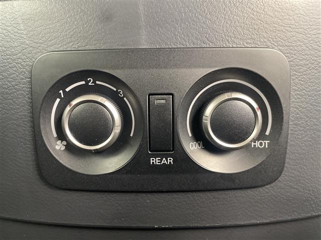 パジェロ ロング　エクシード　禁煙車　社外７型ナビ　フルセグＴＶ／Ｂｌｕｅｔｏｏｔｈ／ＣＤ／ＤＶＤ　１７インチ社外アルミホイール　純正アルミホイール積込　フォグライト　ＢＳＭ　レーンキープシステム　オートライト（11枚目）