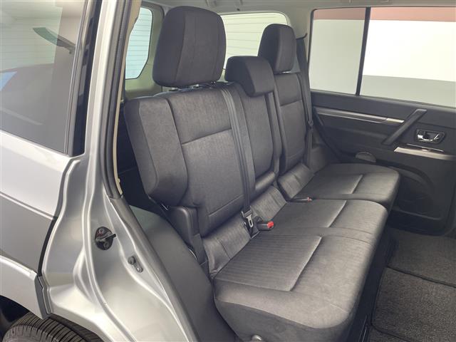 パジェロ ロング　エクシード　禁煙車　社外７型ナビ　フルセグＴＶ／Ｂｌｕｅｔｏｏｔｈ／ＣＤ／ＤＶＤ　１７インチ社外アルミホイール　純正アルミホイール積込　フォグライト　ＢＳＭ　レーンキープシステム　オートライト（14枚目）
