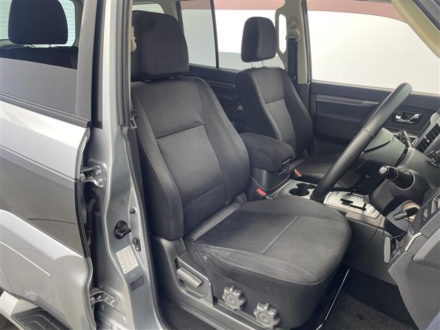 パジェロ ロング　エクシード　禁煙車　社外７型ナビ　フルセグＴＶ／Ｂｌｕｅｔｏｏｔｈ／ＣＤ／ＤＶＤ　１７インチ社外アルミホイール　純正アルミホイール積込　フォグライト　ＢＳＭ　レーンキープシステム　オートライト（15枚目）