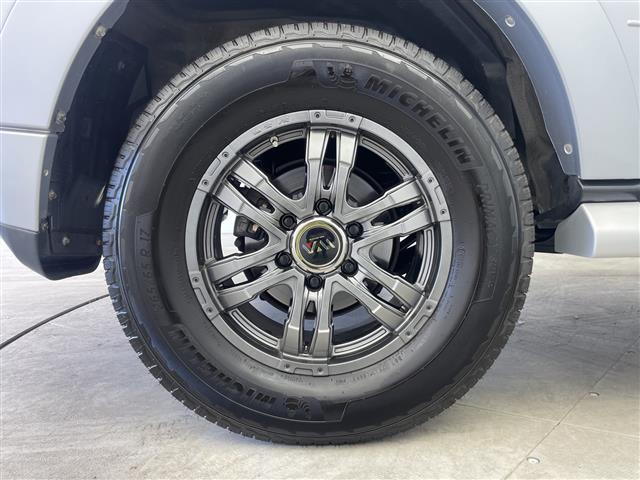 パジェロ ロング　エクシード　禁煙車　社外７型ナビ　フルセグＴＶ／Ｂｌｕｅｔｏｏｔｈ／ＣＤ／ＤＶＤ　１７インチ社外アルミホイール　純正アルミホイール積込　フォグライト　ＢＳＭ　レーンキープシステム　オートライト（16枚目）