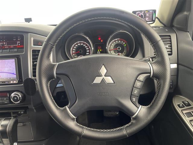 パジェロ ロング　エクシード　禁煙車　社外７型ナビ　フルセグＴＶ／Ｂｌｕｅｔｏｏｔｈ／ＣＤ／ＤＶＤ　１７インチ社外アルミホイール　純正アルミホイール積込　フォグライト　ＢＳＭ　レーンキープシステム　オートライト（22枚目）
