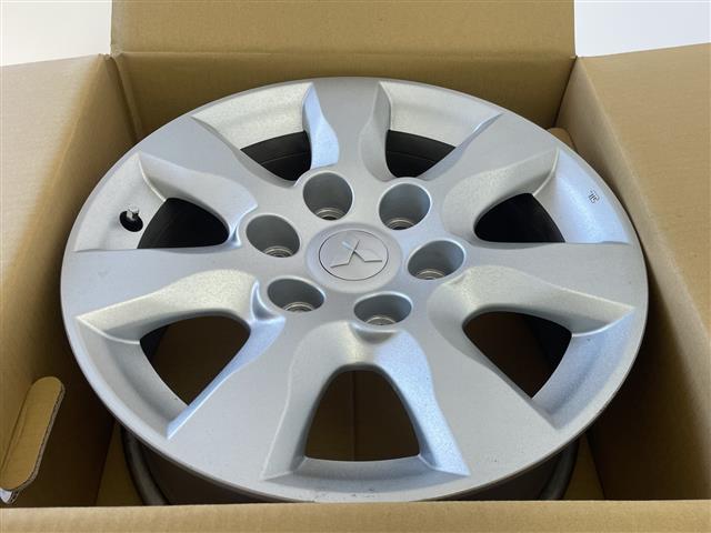 パジェロ ロング　エクシード　禁煙車　社外７型ナビ　フルセグＴＶ／Ｂｌｕｅｔｏｏｔｈ／ＣＤ／ＤＶＤ　１７インチ社外アルミホイール　純正アルミホイール積込　フォグライト　ＢＳＭ　レーンキープシステム　オートライト（24枚目）