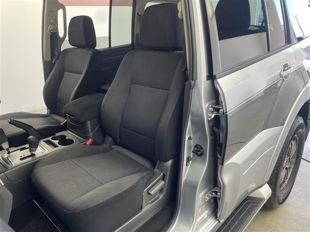 パジェロ ロング　エクシード　禁煙車　社外７型ナビ　フルセグＴＶ／Ｂｌｕｅｔｏｏｔｈ／ＣＤ／ＤＶＤ　１７インチ社外アルミホイール　純正アルミホイール積込　フォグライト　ＢＳＭ　レーンキープシステム　オートライト（25枚目）