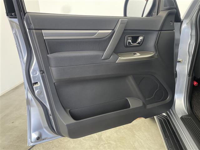 パジェロ ロング　エクシード　禁煙車　社外７型ナビ　フルセグＴＶ／Ｂｌｕｅｔｏｏｔｈ／ＣＤ／ＤＶＤ　１７インチ社外アルミホイール　純正アルミホイール積込　フォグライト　ＢＳＭ　レーンキープシステム　オートライト（26枚目）