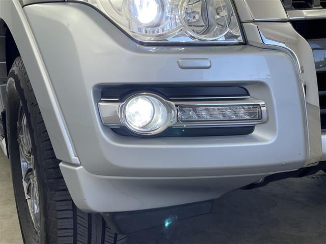 パジェロ ロング　エクシード　禁煙車　社外７型ナビ　フルセグＴＶ／Ｂｌｕｅｔｏｏｔｈ／ＣＤ／ＤＶＤ　１７インチ社外アルミホイール　純正アルミホイール積込　フォグライト　ＢＳＭ　レーンキープシステム　オートライト（27枚目）
