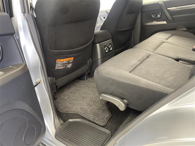 パジェロ ロング　エクシード　禁煙車　社外７型ナビ　フルセグＴＶ／Ｂｌｕｅｔｏｏｔｈ／ＣＤ／ＤＶＤ　１７インチ社外アルミホイール　純正アルミホイール積込　フォグライト　ＢＳＭ　レーンキープシステム　オートライト（28枚目）